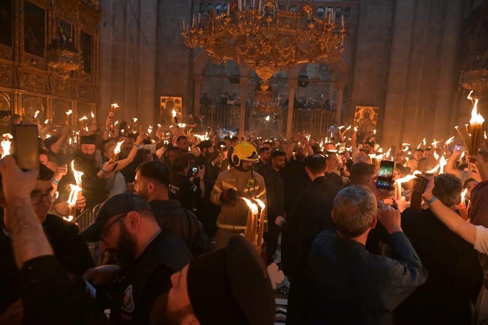 Благодатный огонь летит в Казахстан