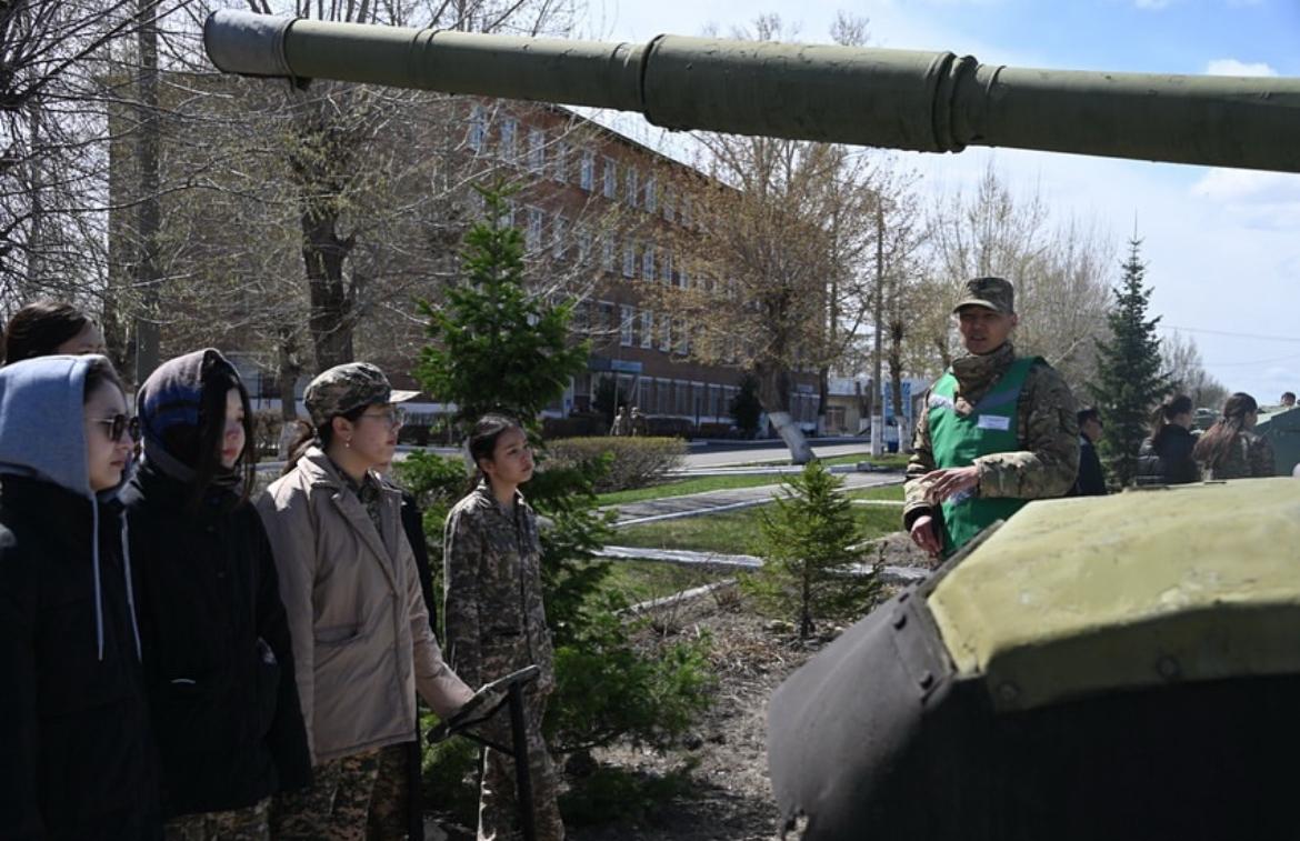 Учащиеся городских школ, входящих в военно-патриотическое объединение «Арыстан», посетили войсковую часть 27943 Усть-Каменогорского гарнизона и музей имени Касыма Кайсенова.
