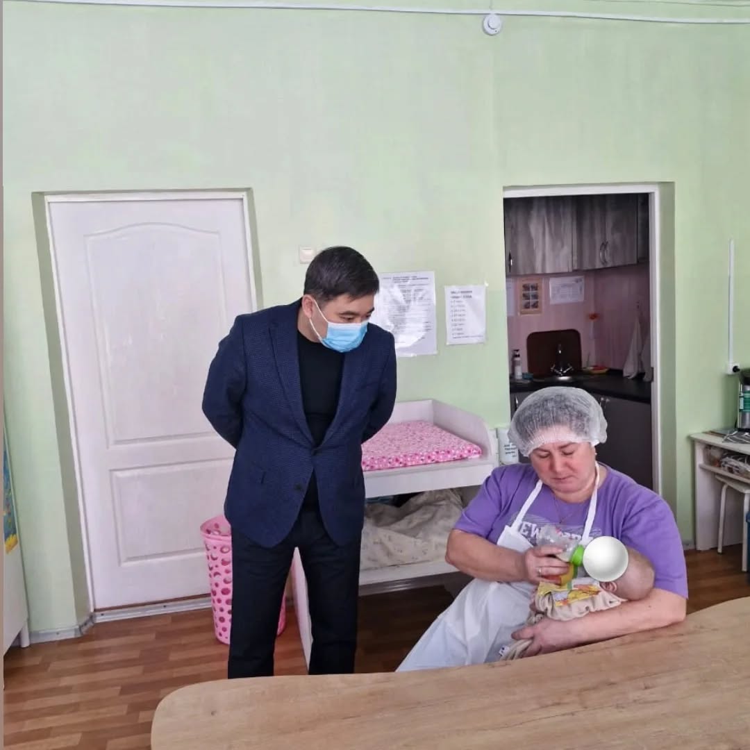 По инициативе Представителя Уполномоченного по правам человека по ВКО и при содействии органов прокуратуры 04 апреля текущего года в Единый реестр досудебных расследований (ЕРДР) зарегистрирован факт по ст.119 ч.1 УК РК (Оставление в опасности) связанный с неисполнением своих родительских обязанностей, которые могли привести к трагическим последствиям. Проводится расследование отделом полиции Уланского района.