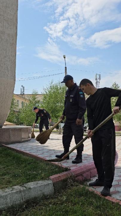 Таза Казахстан: Привели в порядок территорию у памятника
