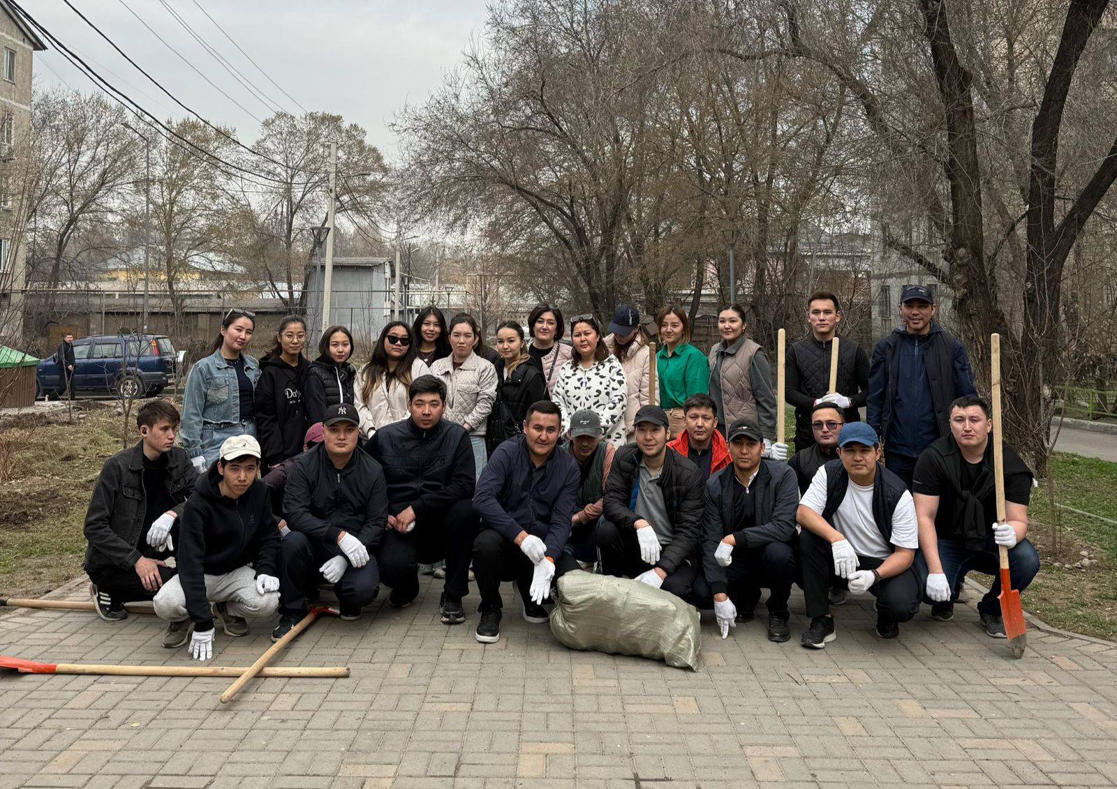 В рамках экологической акции “Almaty Clean&Green” сотрудники КГУ «Управление по делам религий города Алматы» и подведомственная организация КГУ «Центр изучения проблем религий» приняли участие в посадке деревьев. Это мероприятие направлено на улучшение экологической ситуации в нашем городе, и каждый шаг важен для сохранения природы и поддержания чистоты Алматы.
