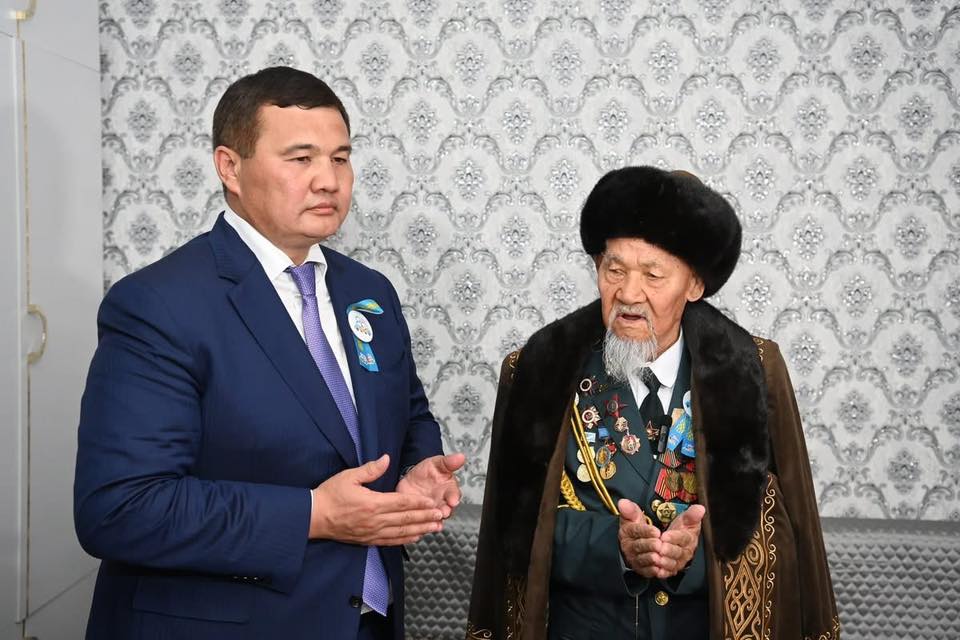 Глава региона поздравил ветерана Великой Отечественной войны Яхию Тасырова с 80-летием победы