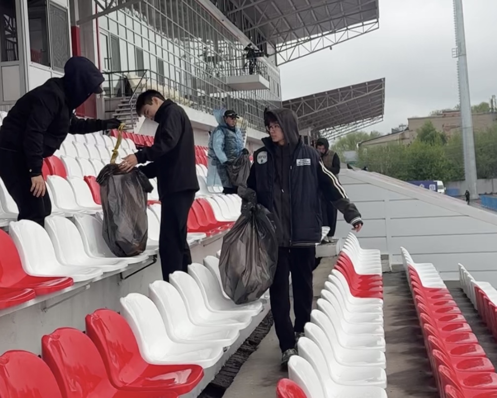 Молодёжь СКО объединилась ради чистоты: на стадионе «Карасай» прошла экологическая акция в рамках программы «Таза Қазақстан»