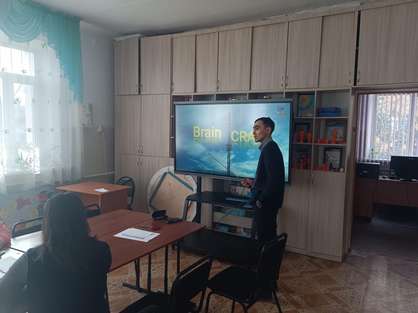 Депутат Жаркаинского районного маслихата Шынболат Карин провел интеллектуальную игру «Мозговой Блиц»