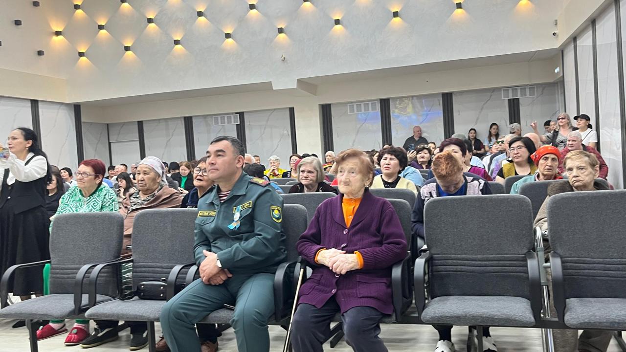 ГВАРДЕЙЦЫ ПОЧТИЛИ ВЕТЕРАНОВ В АЛМАТЫ