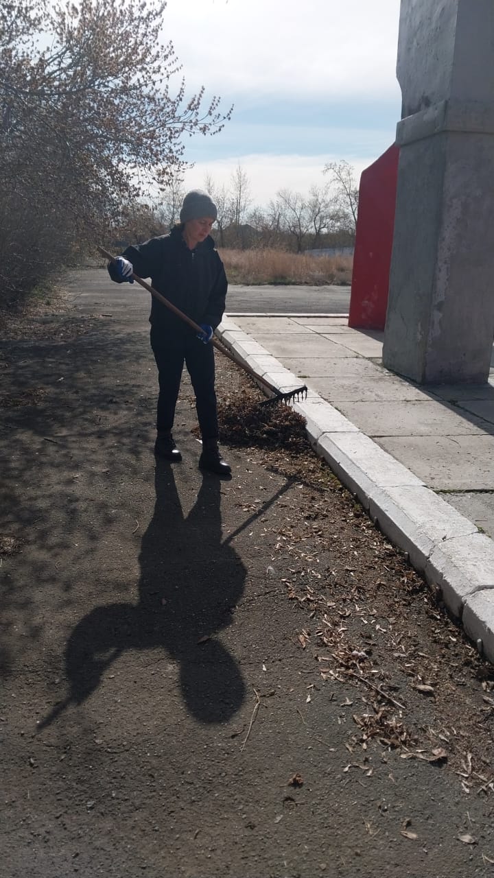 В рамках “Марафона добрых дел” состоялась акция «Память», посвященная уборке прилегающей территории к памятнику воинам, павшим в годы Великой Отечественной войны.