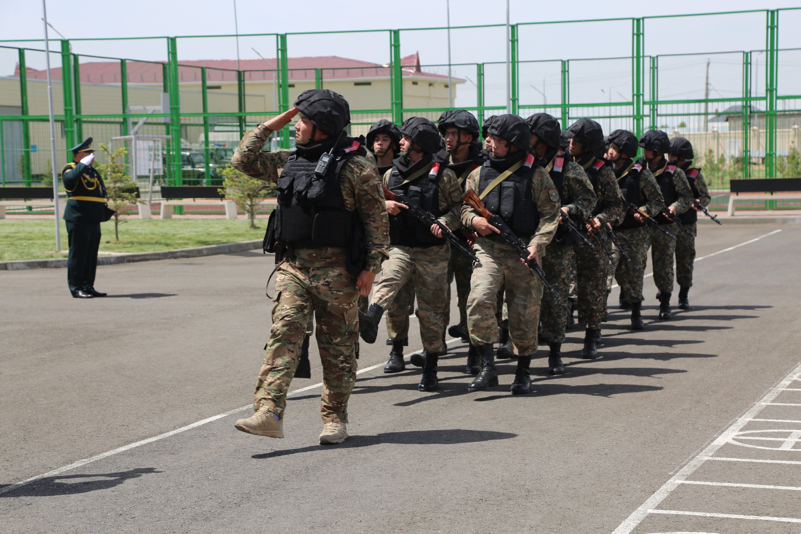 В честь праздника наградили военнослужащих Национальной гвардии