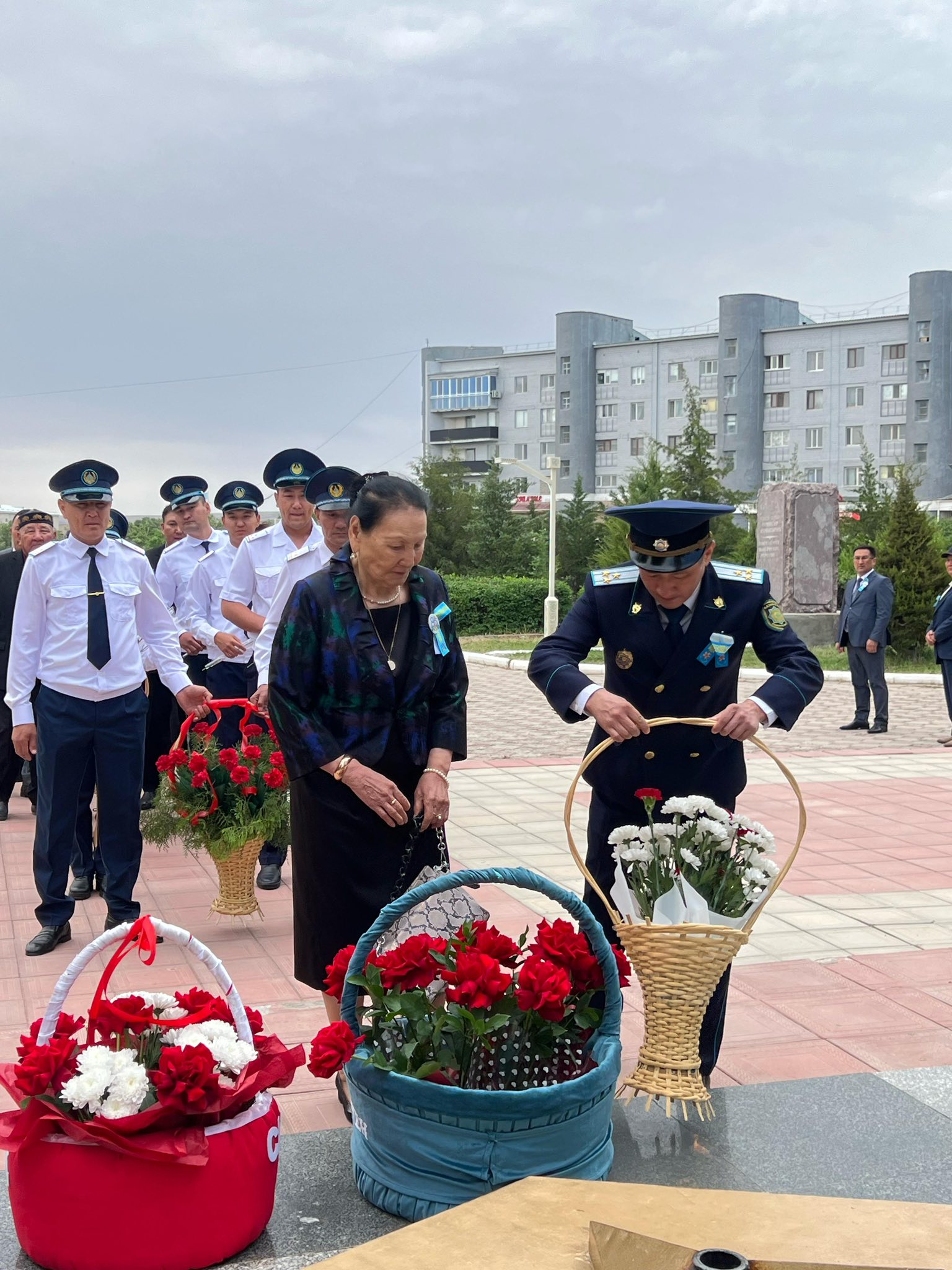 В ЧЕСТЬ 80-ЛЕТИЯ ВЕЛИКОЙ ПОБЕДЫ СОСТОЯЛАСЬ ЦЕРЕМОНИЯ ВОЗЛОЖЕНИЯ ЦВЕТОВ