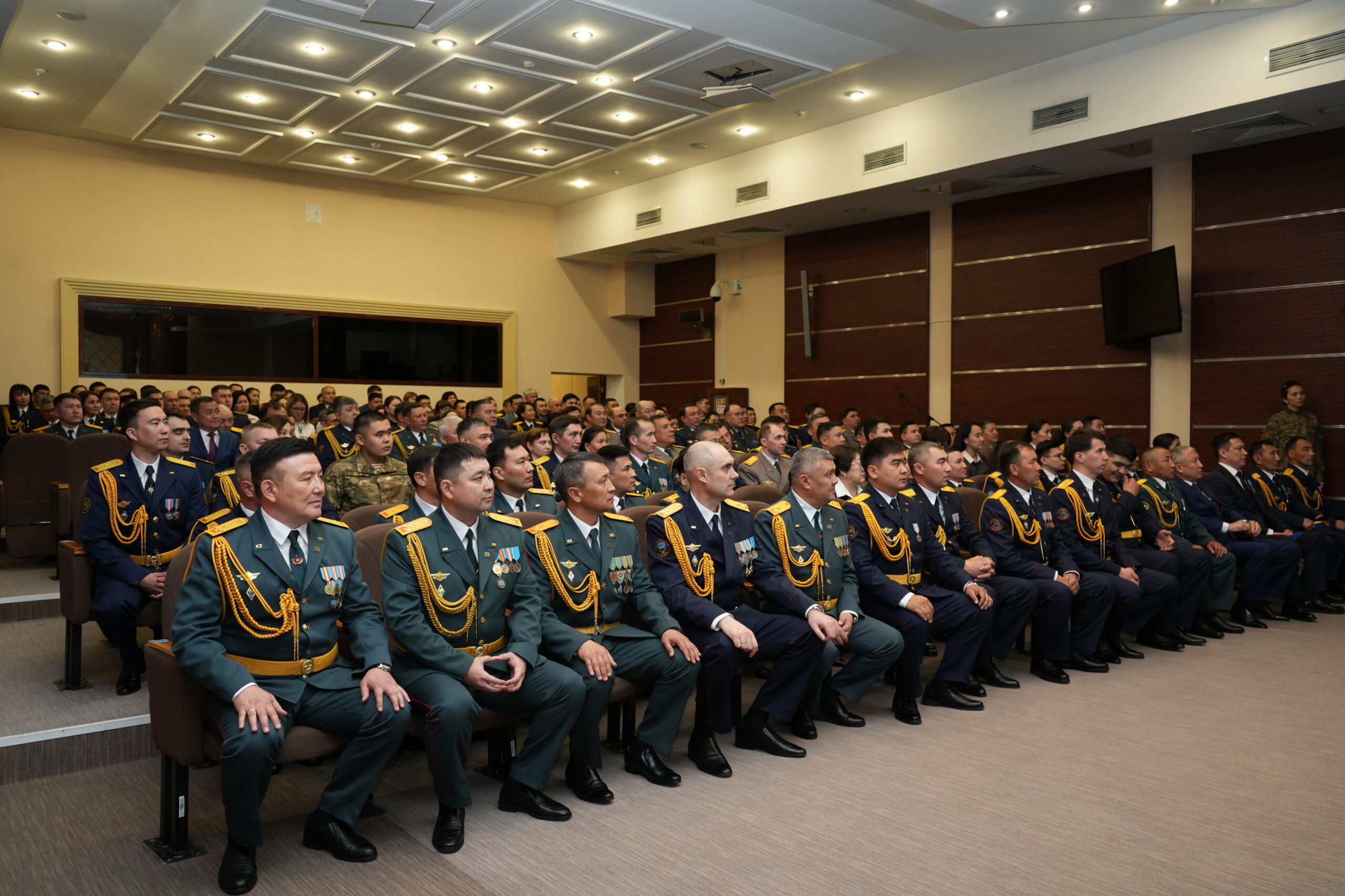 Государственные награды вручены спасателям МЧС РК в честь Дня защитника Отечества и 80-летия Победы