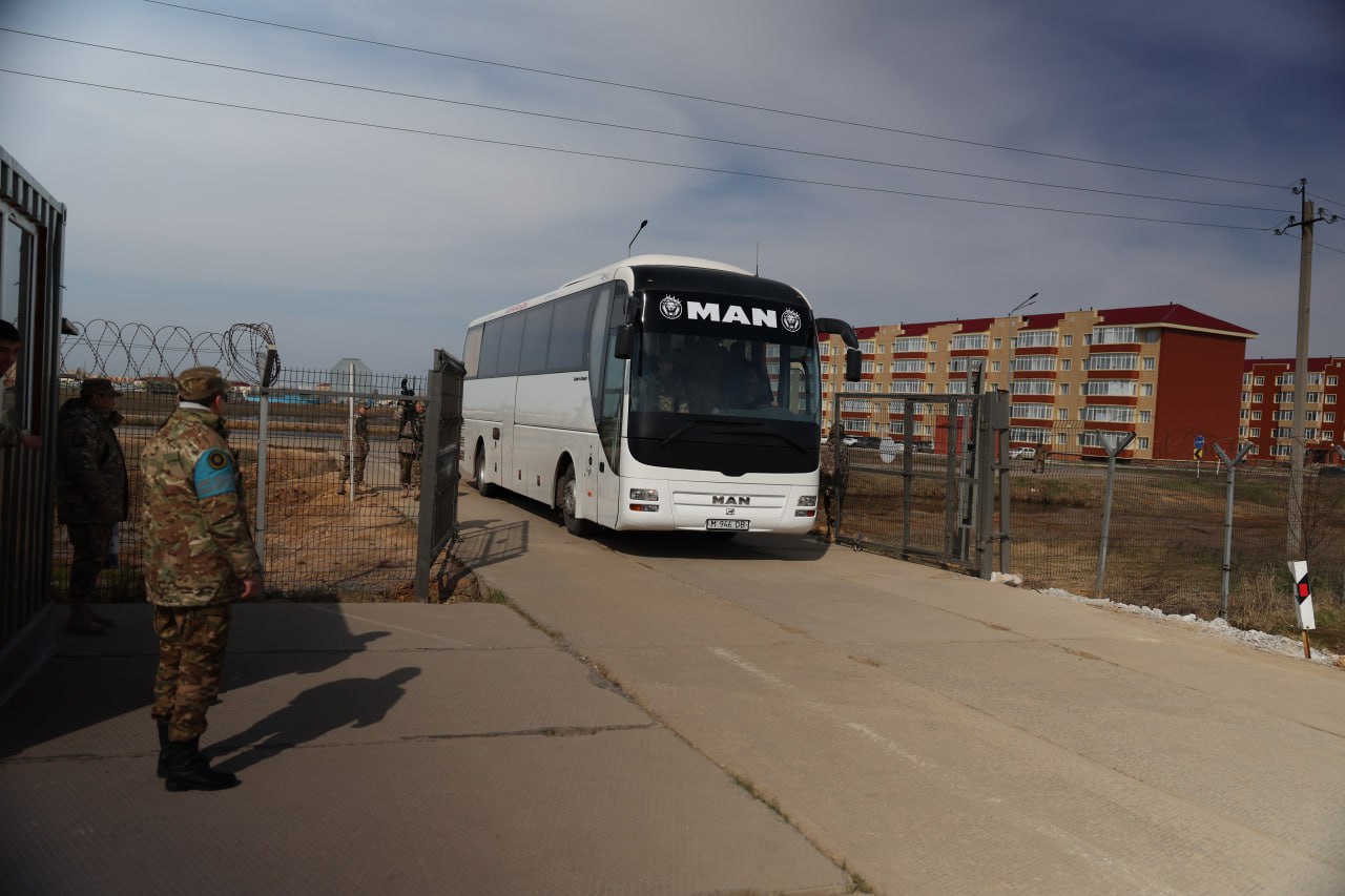 Семьи участников парада Победы побывали в полевом лагере