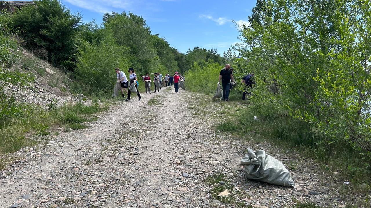 Сегодня в рамках двухмесячника по благоустройству и санитарной очистке сотрудники АО «УМЗ» провели субботник в городе Усть-Каменогорске