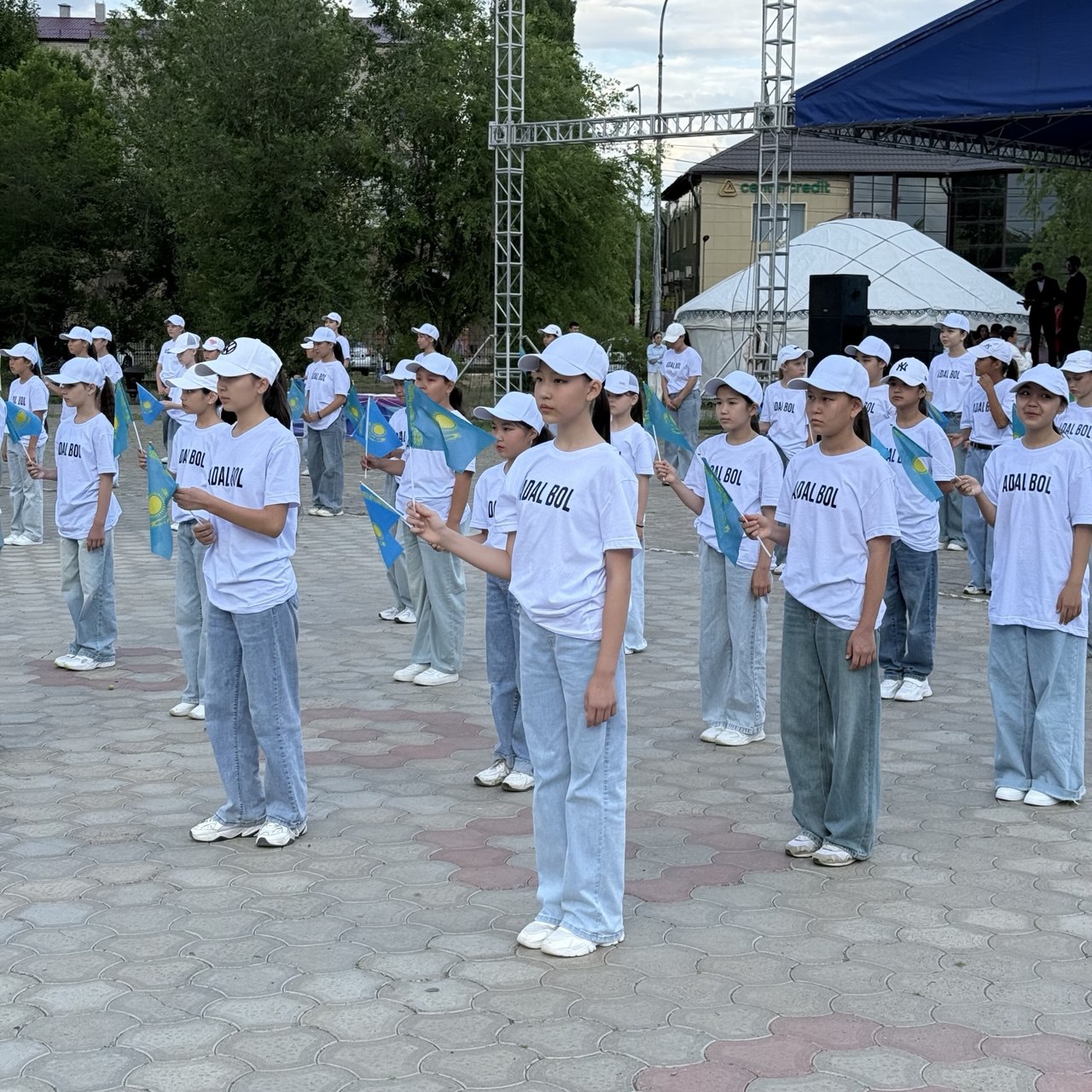 В ЗКО прошёл флешмоб под девизом «Жемқорлық – індет, онымен күресу – міндет»