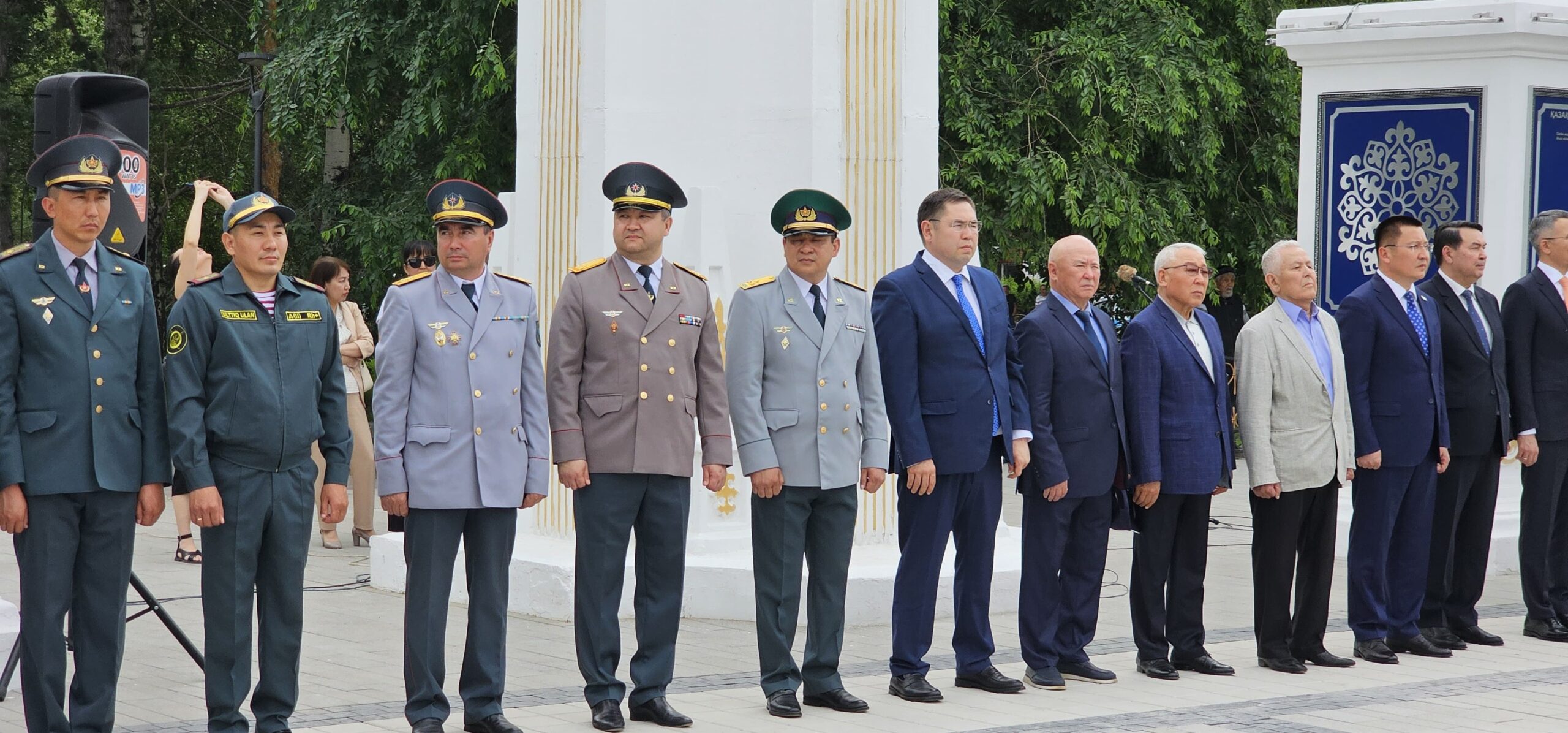 Торжественная церемония поднятия флага ко Дню государственных символов