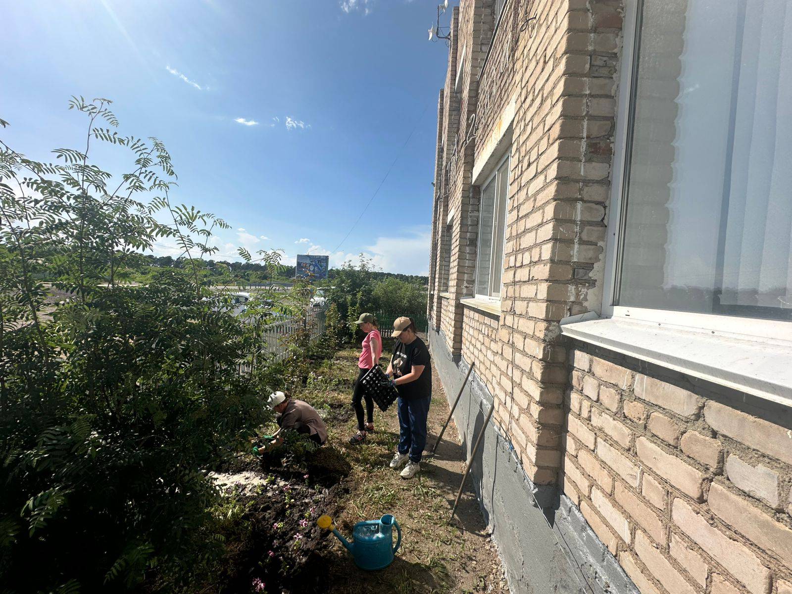 3 июня сотрудники аппарата акима совместно с рабочими по благоустройству провели субботник, посвящённый озеленению территории.
