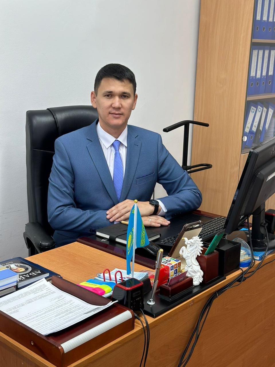 Мемлекеттік қызмет пен заңгерлік парасаттылықтың иесі