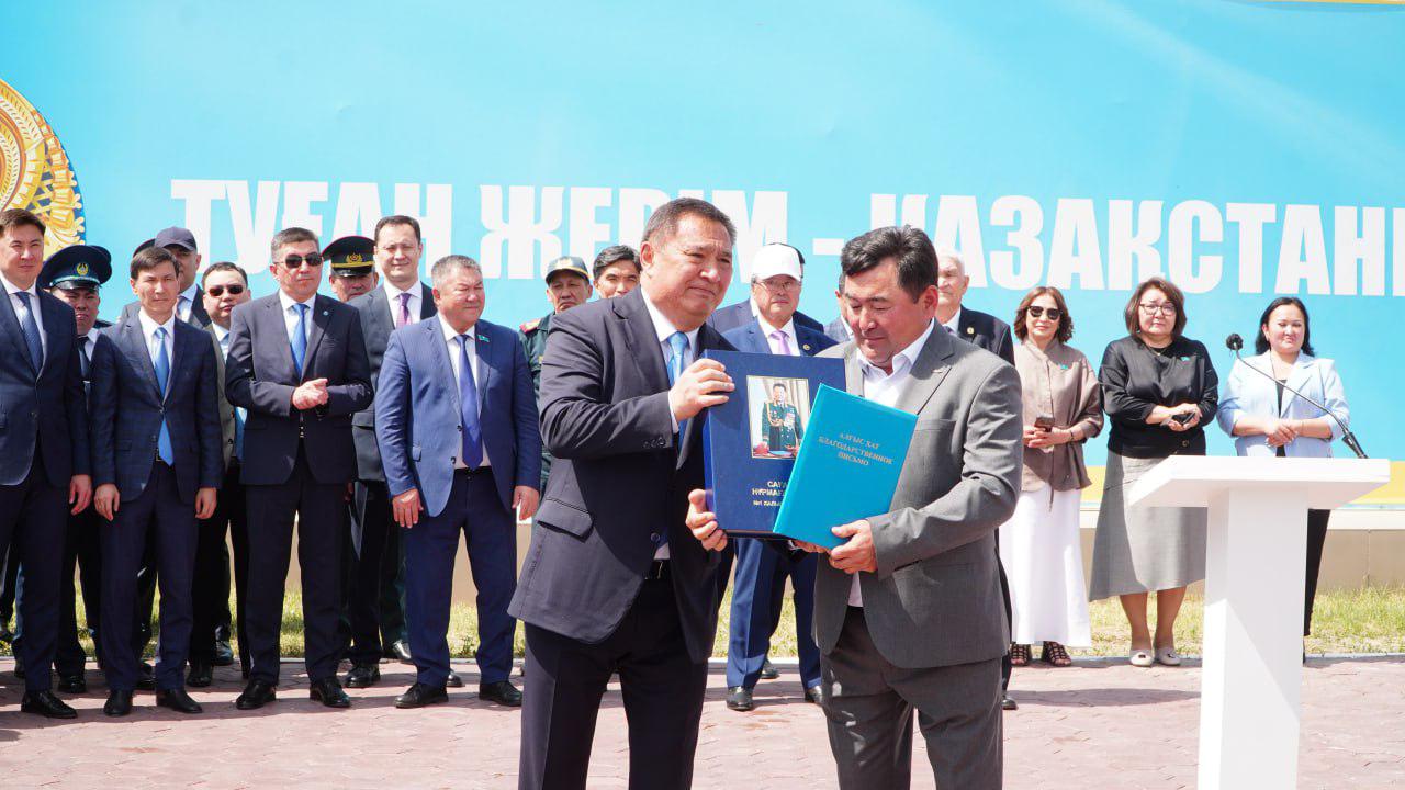 Автор герба посетил Кокшетау в День государственных символов