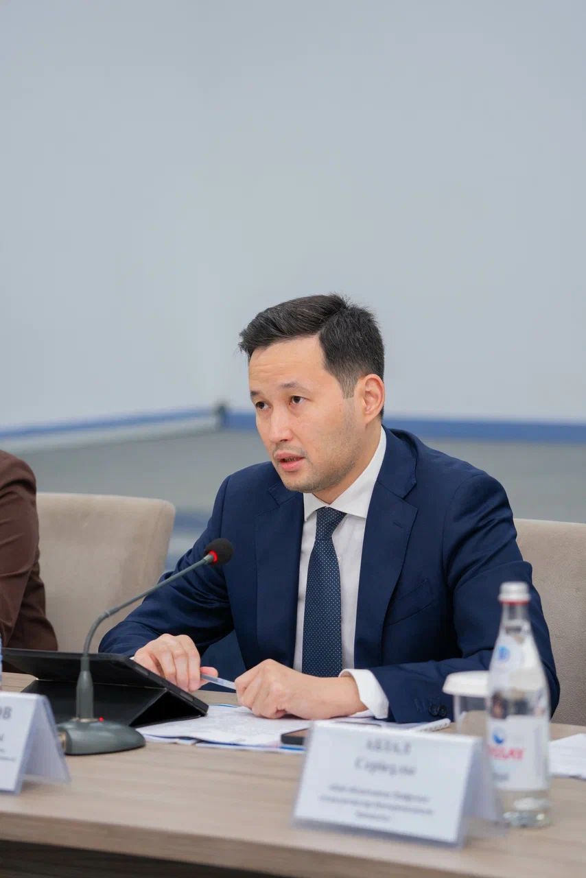 Вице-министр цифрового развития, инноваций и аэрокосмической промышленности РК Малик Олжабеков встретился с жителями Абайской области