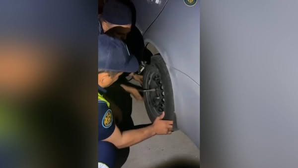 Полицейские помогли иностранцу на трассе в Туркестанской области