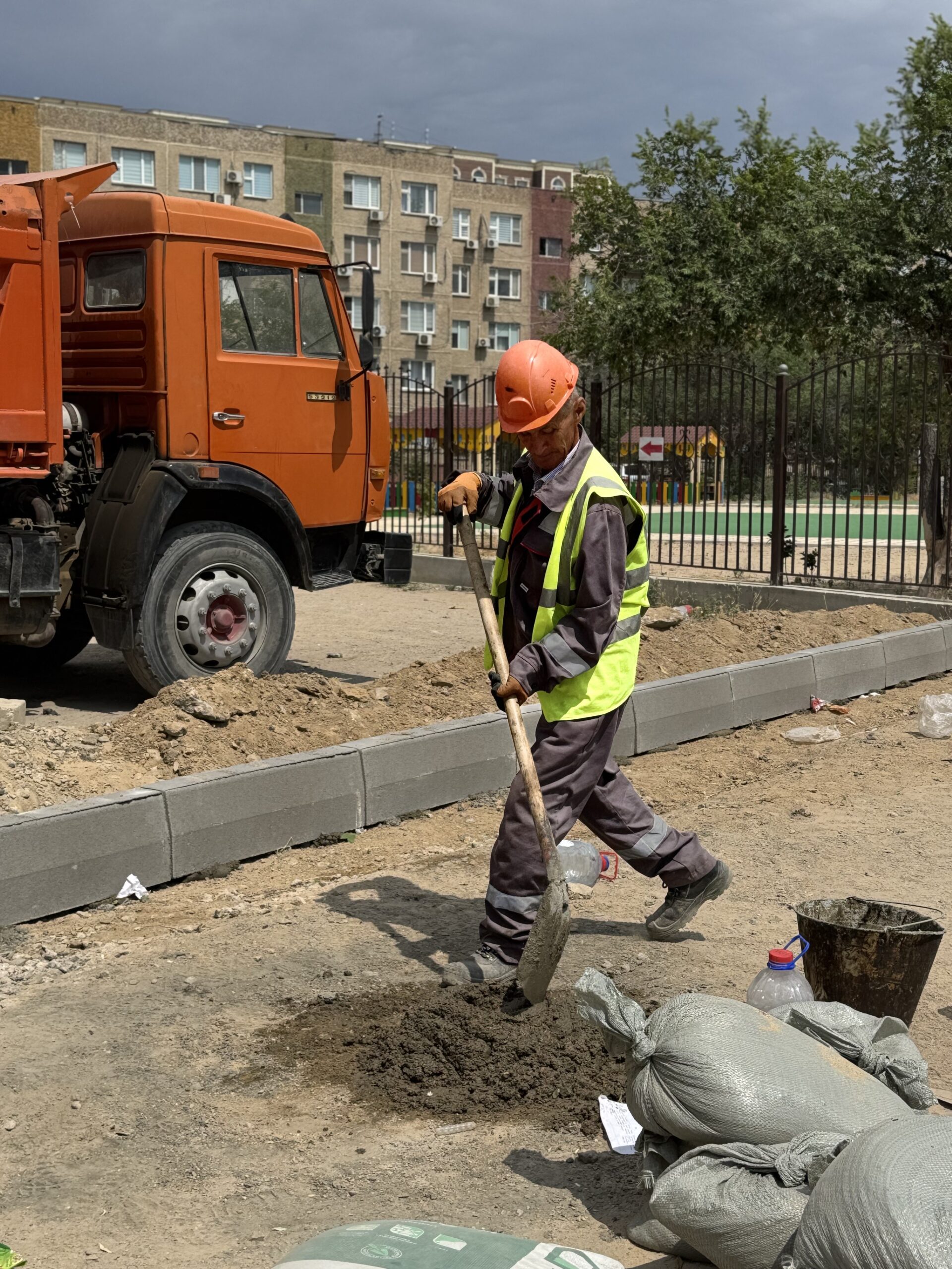 Аким города Актау ознакомился с проводимыми работами по благоустройству в 26 микрорайоне