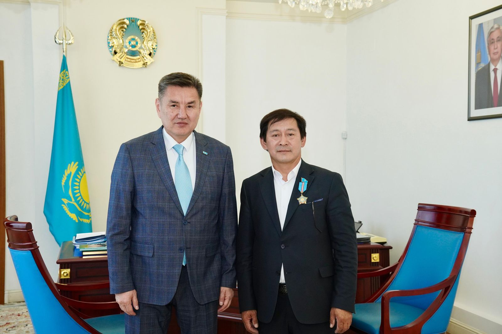 Аким ВКО поздравил работника культуры, награжденного Главой государства высокой наградой