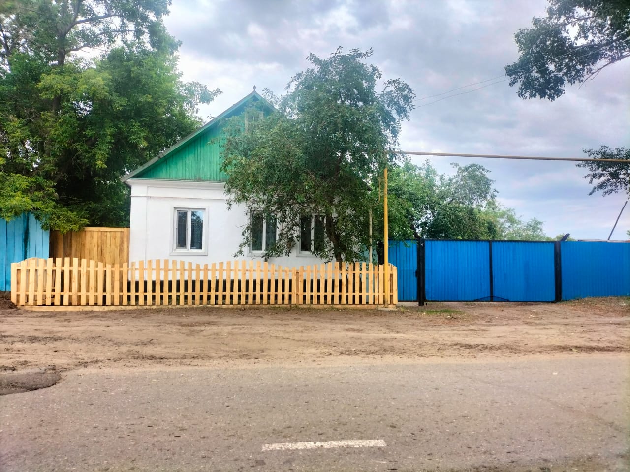В рамках республиканской программы «Таза Қазақстан» житель улицы Пацаева в селе Аманкарагай заменил старое ограждение придомовой территории на новое!
