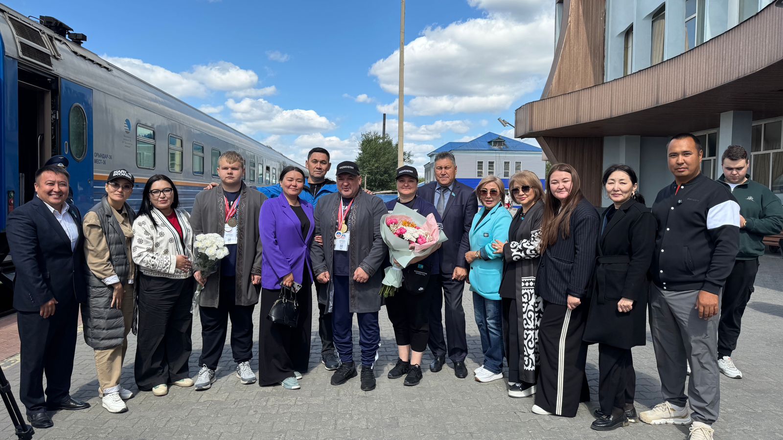 27 мая депутаты городского маслихата на железнодорожном вокзале с гордостью встретили чемпионов – Андрея Алтайбаева, депутата городского маслихата и Чемпиона мира по жиму штанги лёжа, а также Даниила Красюкова, бронзового призёра и ученика 11 класса школы №28