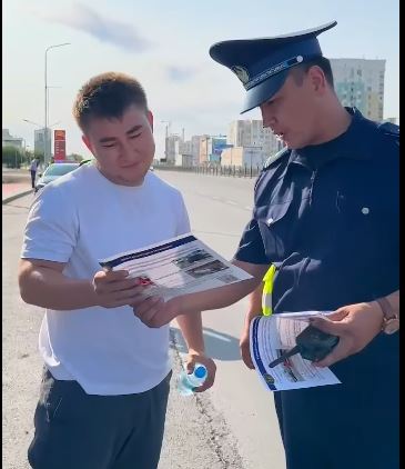 Полицейские раздали водителям памятки