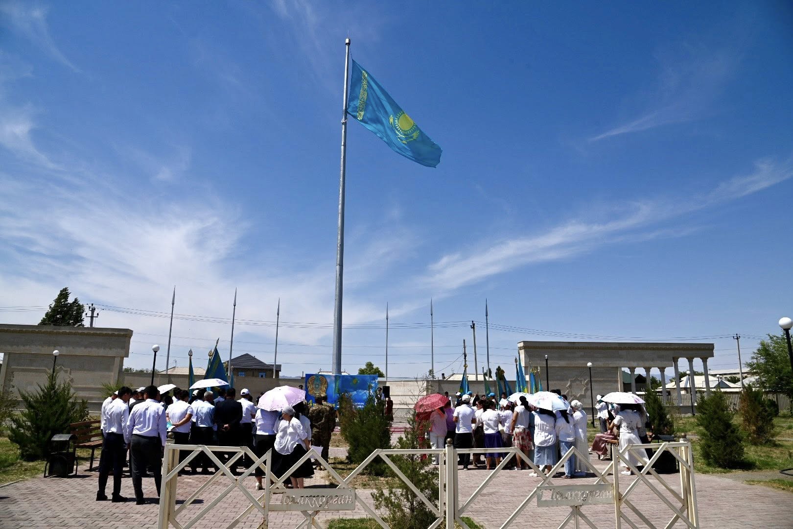 МЕМЛЕКЕТТІК РӘМІЗДЕР КҮНІ МЕРЕКЕСІНДЕ ӘНҰРАН ШЫРҚАЛЫП, ТУ КӨТЕРІЛДІ