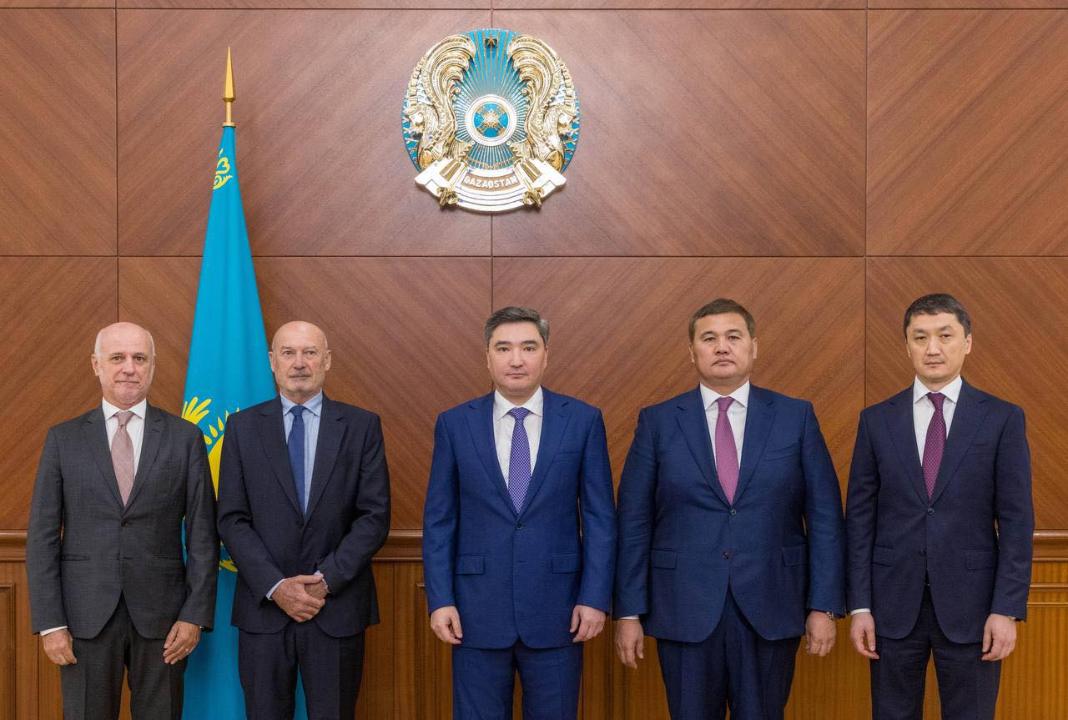 Олжас Бектенов обсудил с главой Roca Group Сантьяго де Гомар Рока строительство завода в Кызылординской области