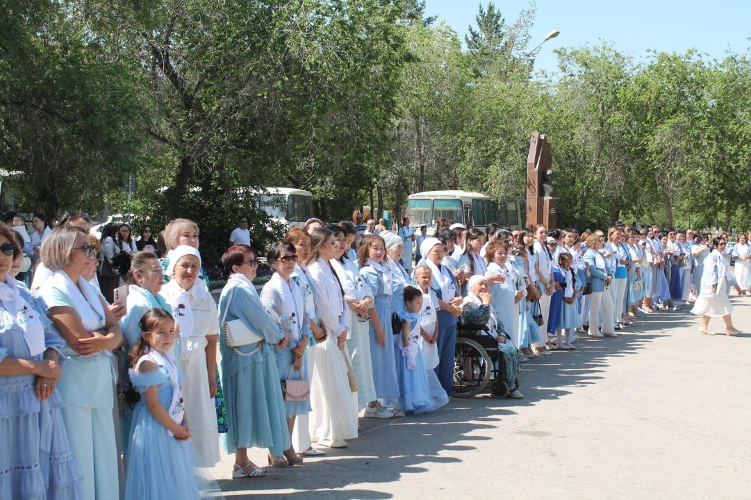 В Актобе собрались 300 девушек и женщин по имени Алия