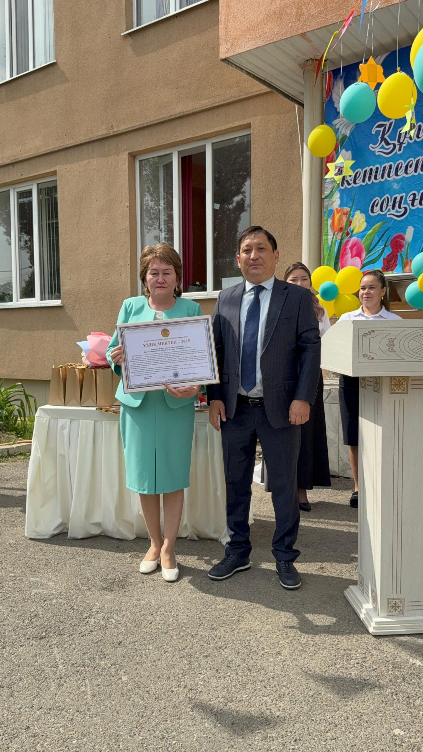 Сотрудники Департамента по обеспечению качества в сфере образования области Жетісу приняли участие в торжественных линейках