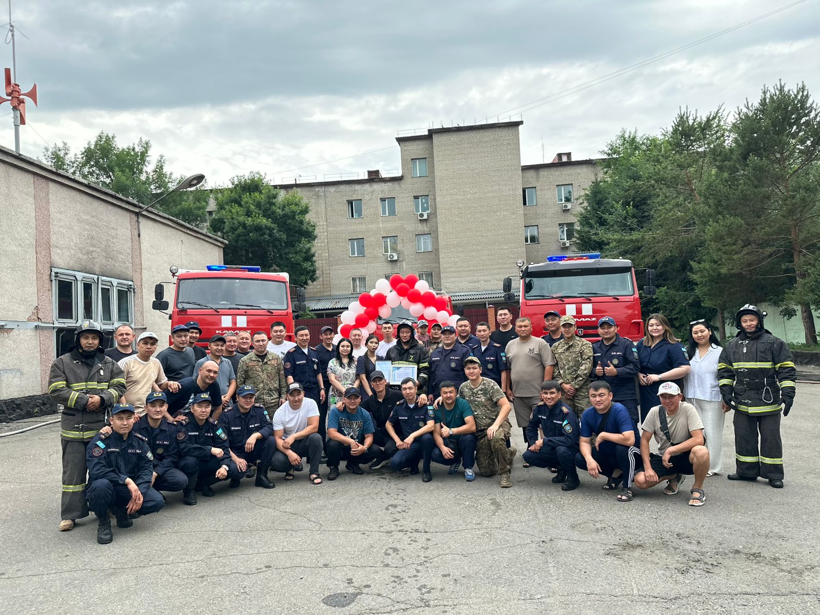 Коллеги устроили пожарному проводы  на пенсию, окатив по традиции водой
