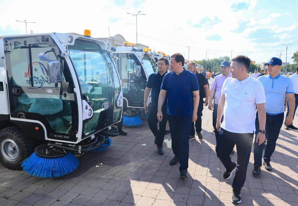 В Актобе поступили 35 новых машин для уборки улиц и парков