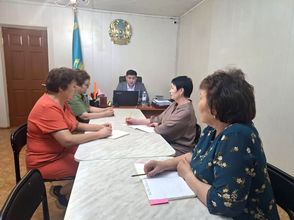 В рамках рабочей поездки в Жаркаинский район заместитель руководителя Департамента санитарно-эпидемиологического контроля Акмолинской области Канат Искаков провёл рабочее совещание с коллективом районного управления санитарно-эпидемиологического контроля.