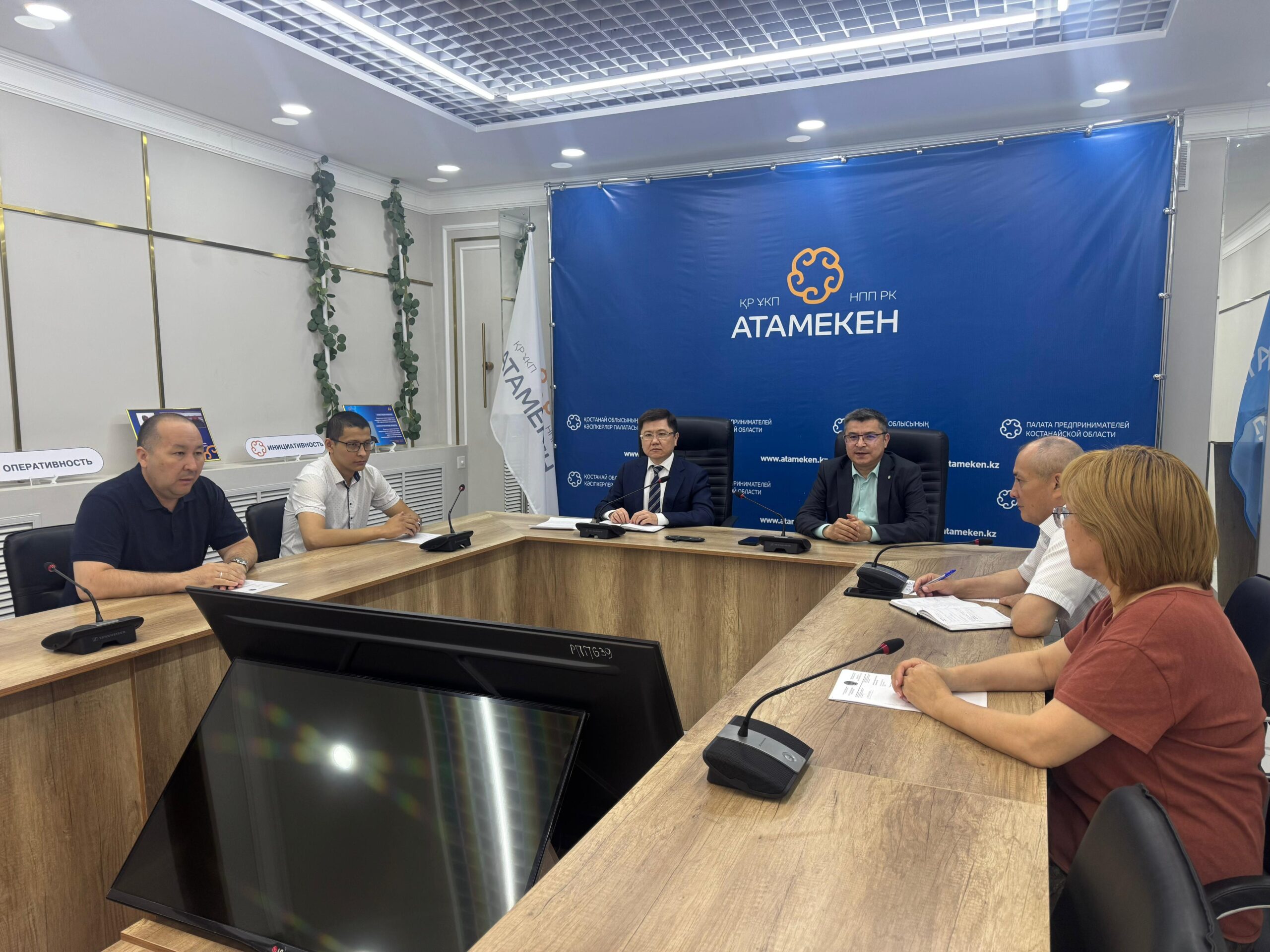 Встреча представителя Уполномоченного по правам человека с директором палаты предпринимателей по Костанайской области Р. Давлетпаевым.