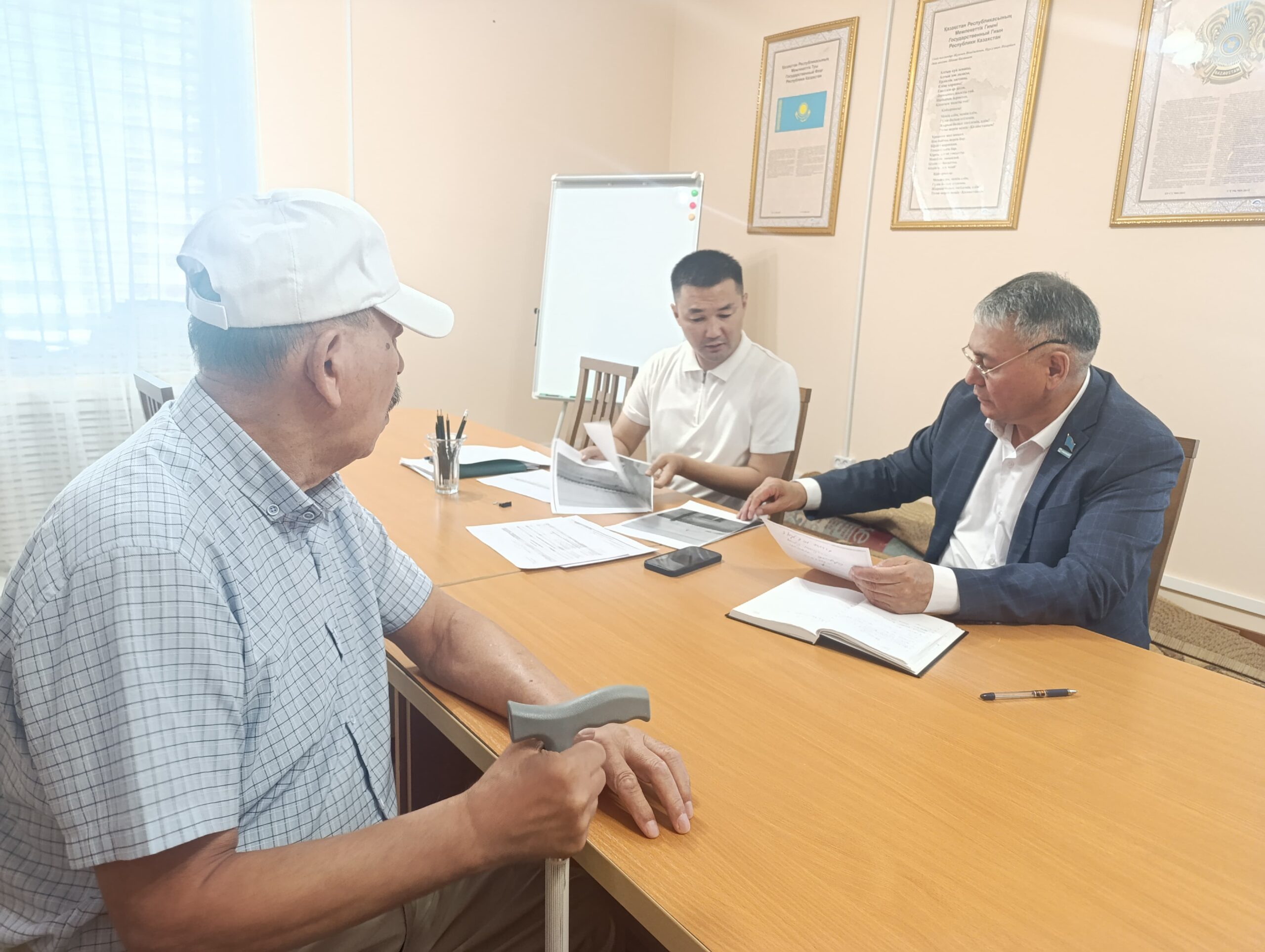 12 июня 2025 года председатель Экибастузского городского маслихата Нияз Макраев совместно с исполняющим обязанности руководителя отдела жилищной инспекции Акылтаевым Е.Е. провёл личный приём граждан.