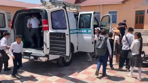 Полицейские провели необычную встречу с 150 школьниками