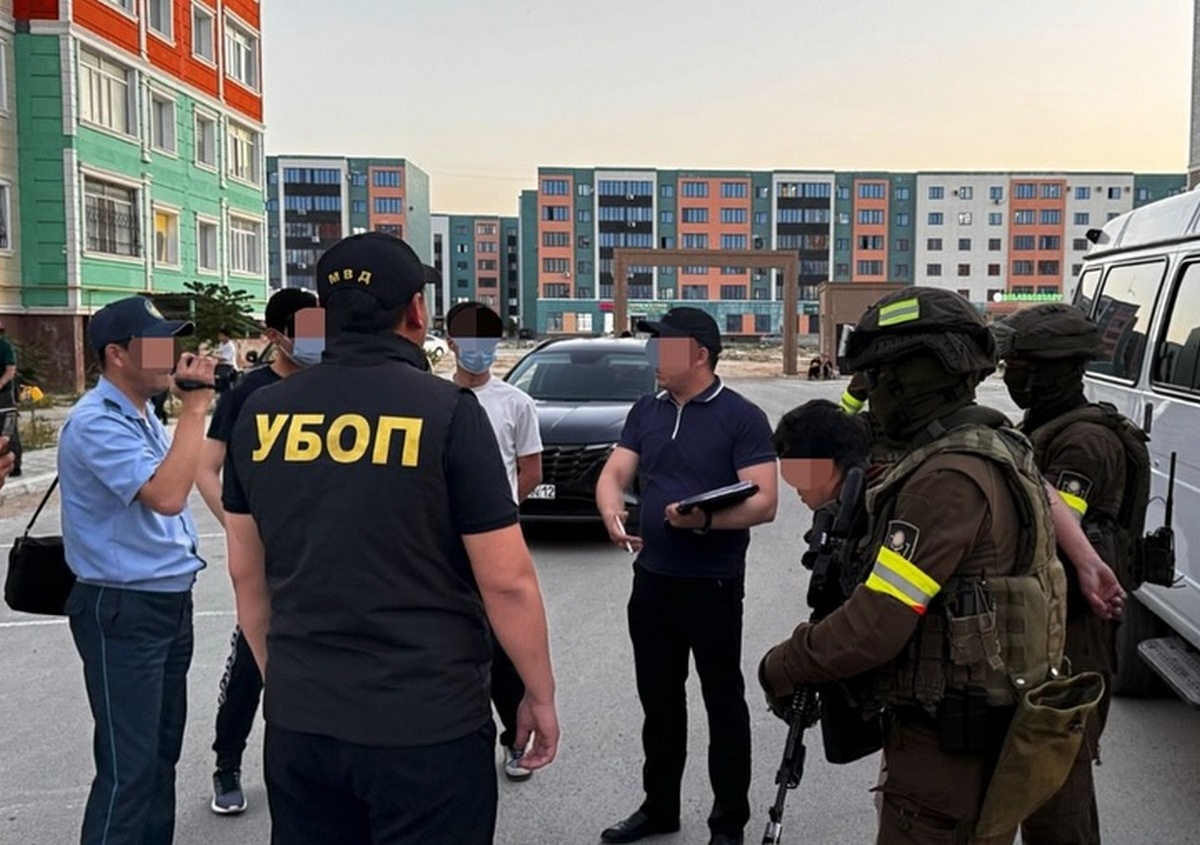 Применяли насилие и требовали деньги: в Актау задержали вымогателей