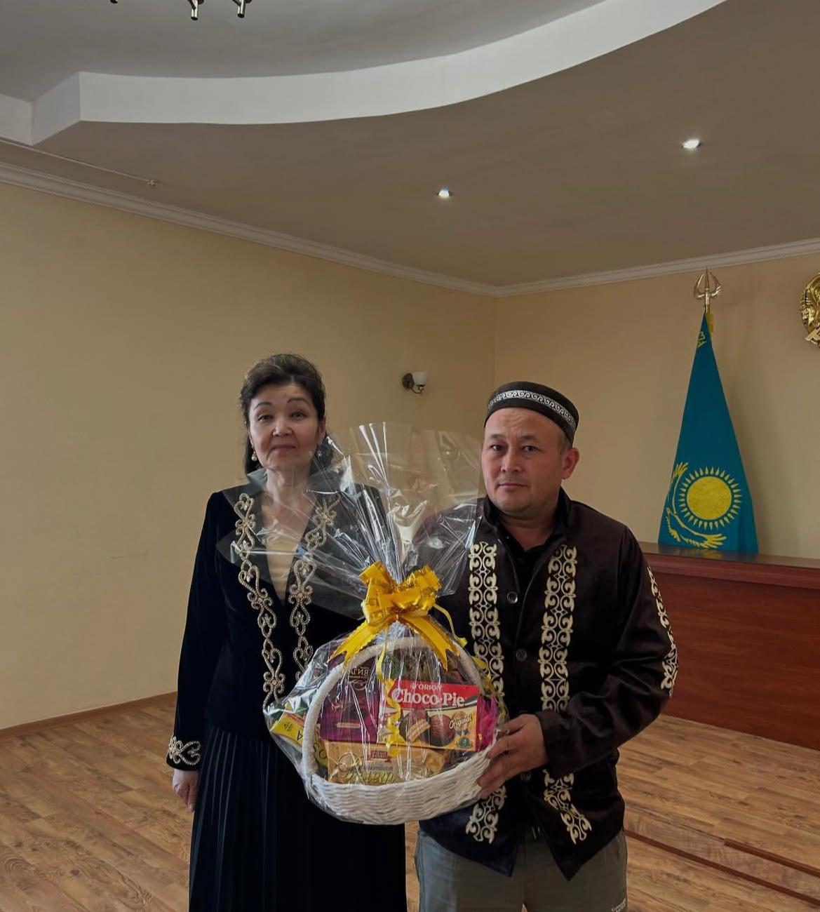 Многодетную мать, обладательницу награды «Күміс алқа» А. Оразбаеву, многодетную мать Ж. Саткееву и многодетного отца Т. Нарикбаева