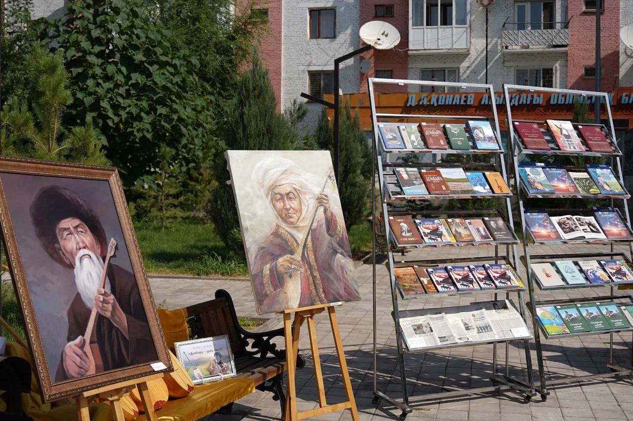 «Домбыра – дух степи»: в библиотеке прошло содержательное мероприятие ко Дню национальной домбры