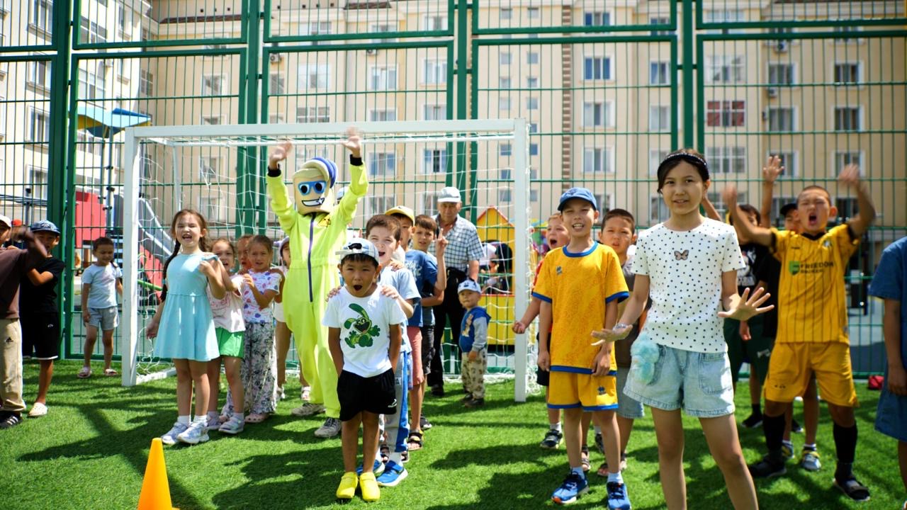 Обновленные современные дворовые площадки торжественно открыли в районе Есиль