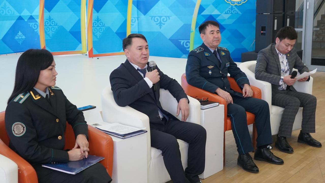 Провёл встречу в формате открытого диалога на тему «Закон и общество» с участием представителей молодёжных организаций и студентов в областном молодежном центре Кызылорды совместно с правоохранительными органами