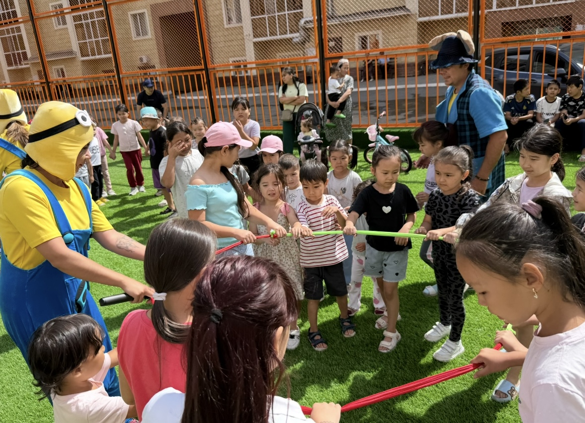 Новый двор для жителей еще одного дома открыли в столичном районе Сарайшык