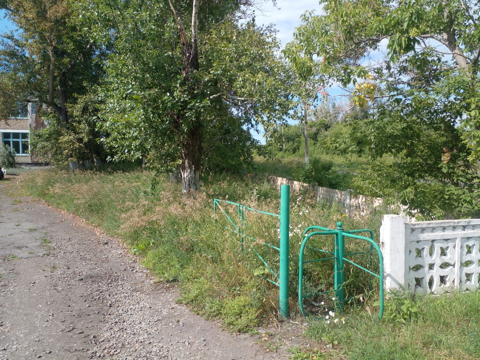 В рамках эко-программы «Таза Қазақстан» в селе Костряковка продолжаются работы по благоустройству территории.