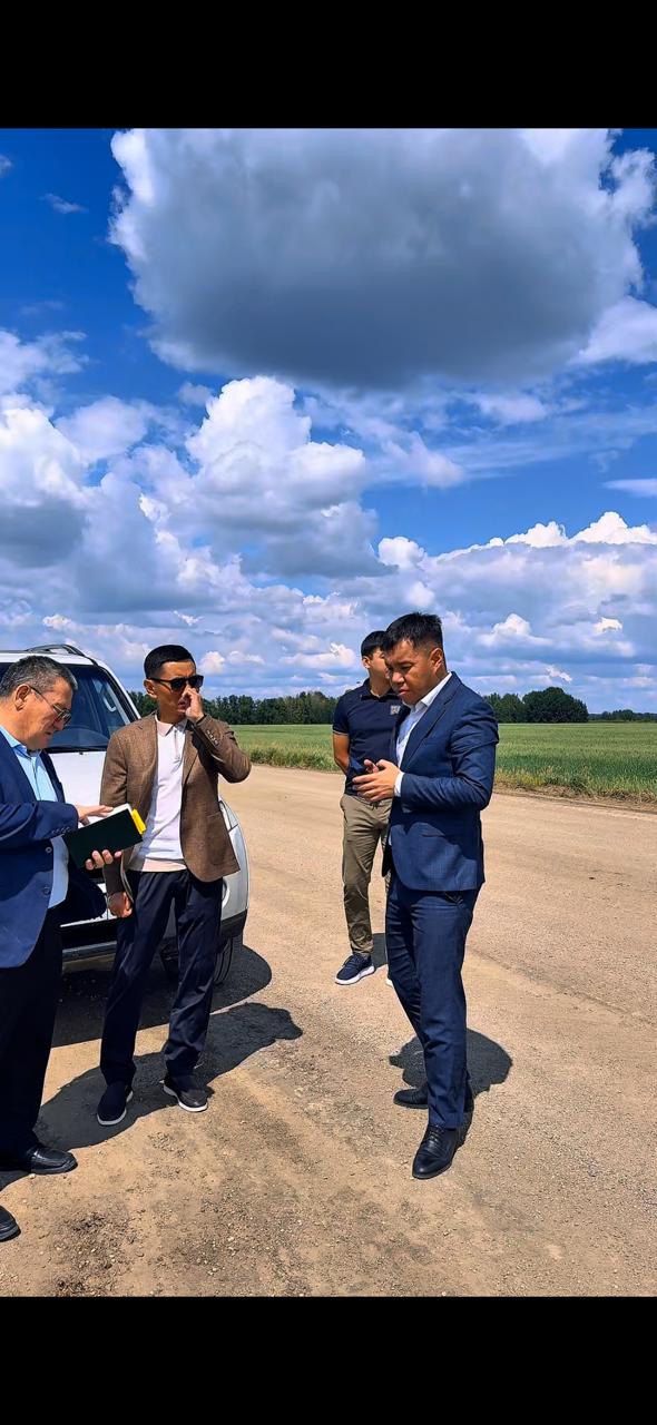 В рамках планового мониторинга проектов, реализуемых на территории района, председатель Аккольского районного маслихата Абаханов С.Ш. и депутат районного маслихата Кокен Н. совместоно с руководителем отдела ЖКХ ПТ, АД и ЖИ Наймановым Р.Д. выехали на автомобильную дорогу районного значения Ерназар – Наумовка, где в настоящее время ведутся ремонтные работы.
