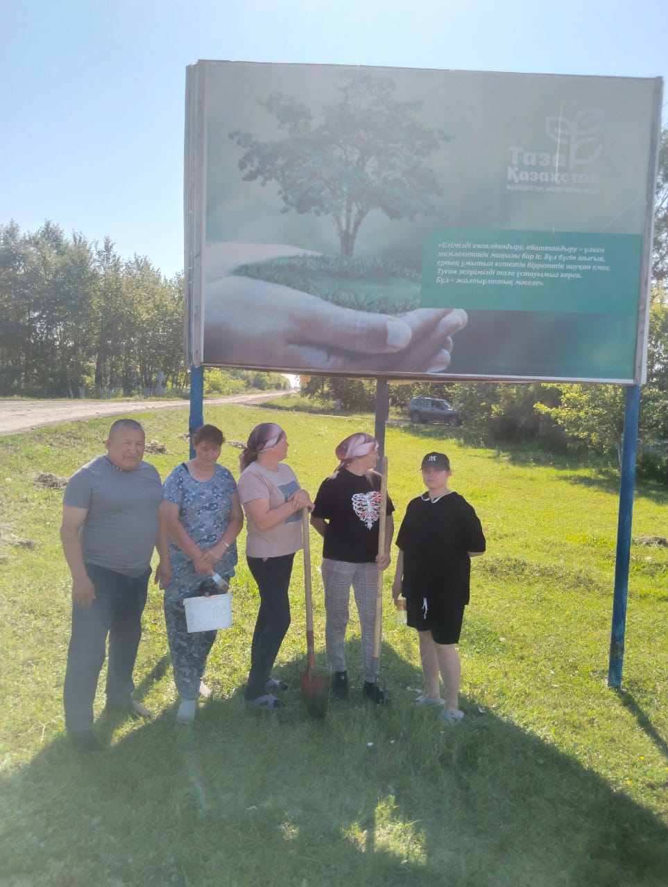 Жамбыл ауылдық округінде «Таза Қазақстан» экологиялық бағдарламасы аясында көшелерді, аулаларды, кәсіпорын аумақтарын тазалау жұмыстары жүйелі жүргізілуде. Жамбыл және Павловское ауылдарының алаңдаулы тұрғындары сенбілікке белсенді шығуда. Мұндай іс-шаралардың басты мақсаты – қоршаған ортаның тазалығын сақтау, халықтың экологиялық санасын арттыру және табиғатқа деген ұқыпты көзқарасты қалыптастыру.  В Жамбылском сельском округе в рамках экологической программы “Таза  Казакстан ” на регулярной основе проводятся работы по очистке улиц, дворов,щ  территорий предприятий.  На субботники активно выходят неравнодушные жители сёл : Жамбыл и Павловское. Главная цель таких мероприятий – сохранение чистоты окружающей среды, повышение экологического сознания населения и пропаганда бережного отношения к природе. #ТазаҚазақстан