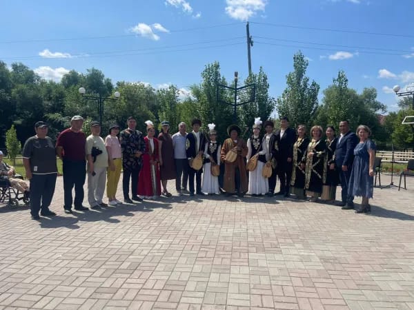 В день рождения главного города страны, а также в Национальный день домбры в поселке Тобол на аллее «Ұлт рухы» у монумента домбры, прошел праздник национальной музыки «Үкілі домбыра».