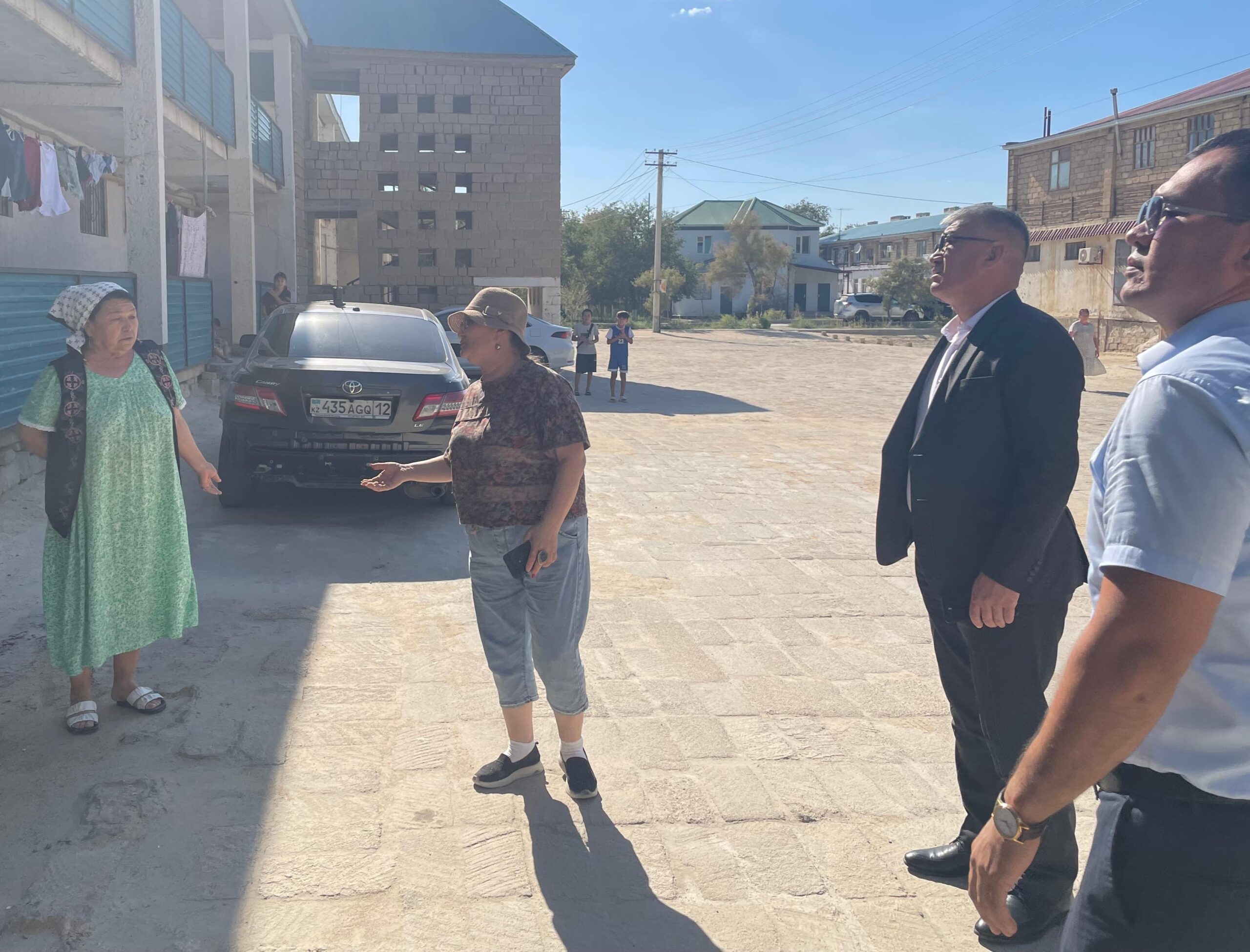 Аким района обошёл несколько улиц в селе Бейнеу
