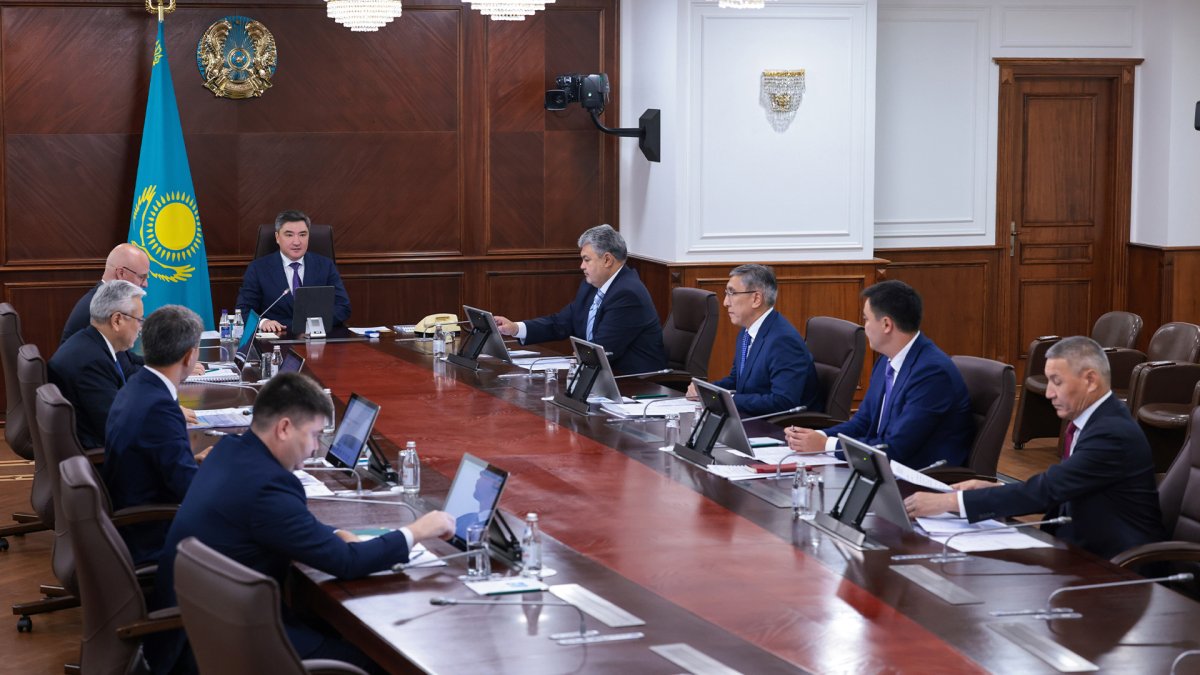 Трансформация рынка труда: Олжас Бектенов поручил внедрить KPI акимов и разработать единую цифровую систему по созданию новых рабочих мест