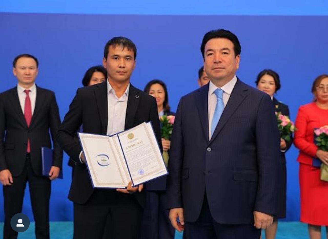 Глава государства наградил автора платформы «Dara bala»